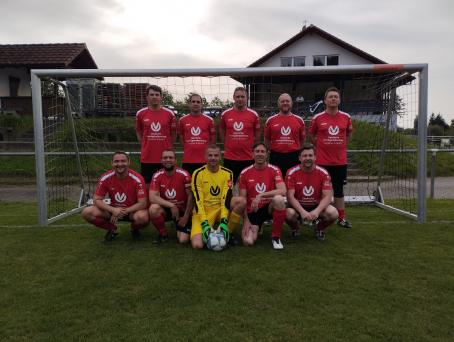 Ü 40 Mannschaft vor dem Bezirksmeisterschaftsspiel im Frühjahr gegen Nesselried (in den neuen Trikots)